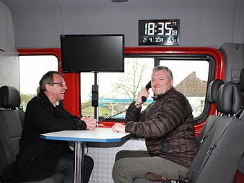 Kommandant Michael Wüstenberg und Bürgermeister Jürgen Hennemann probieren schon mal die neue mobile Einsatzzentrale aus.