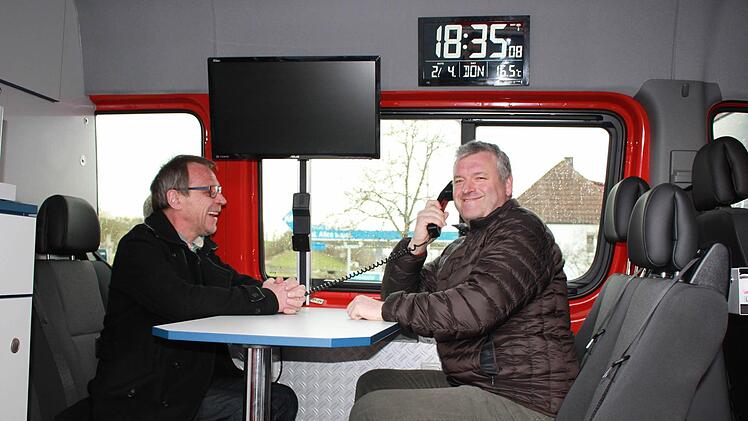 Kommandant Michael Wüstenberg und Bürgermeister Jürgen Hennemann probieren schon mal die neue mobile Einsatzzentrale aus.