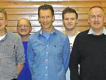 Das erste Bild der neugewählten Führungsriege des Fußball-Clubs Frankenwald (FCF). Im Bild (von links): Robert Geigenmüller (Zweiter Bürgermeister Helmbrechts), Werner Burger (Bürgermeister Grafengehaig), Manuel Nahr (Vorstand SG Gösmes-Walberngrün), Benjamin Oelschlegel (Vorstand FCF), Lothar Scheler (stellvertretender FCF-Spielleiter), Jürgen Goller (Vorstand FCF), Benjamin Goller (Kassier FCF). Stefan Rothert (Vorstand FCF), Christoph Wirth (Spielleiter FCF), Thomas Rodler (Schriftführer F...