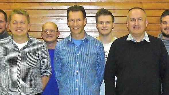 Das erste Bild der neugewählten Führungsriege des Fußball-Clubs Frankenwald (FCF). Im Bild (von links): Robert Geigenmüller (Zweiter Bürgermeister Helmbrechts), Werner Burger (Bürgermeister Grafengehaig), Manuel Nahr (Vorstand SG Gösmes-Walberngrün), Benjamin Oelschlegel (Vorstand FCF), Lothar Scheler (stellvertretender FCF-Spielleiter), Jürgen Goller (Vorstand FCF), Benjamin Goller (Kassier FCF). Stefan Rothert (Vorstand FCF), Christoph Wirth (Spielleiter FCF), Thomas Rodler (Schriftführer F...