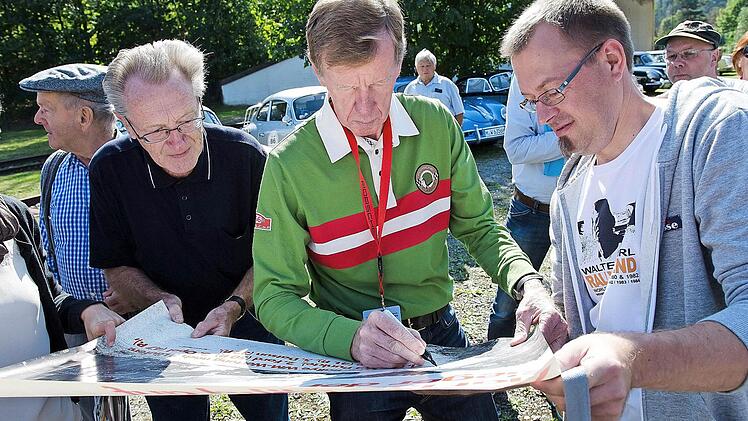 Walter Röhrl war als Ehrengast dabei. Wie hier in Kulmbach signierte er geduldig den ganzen Tag Plakate und gab Autogramme.
