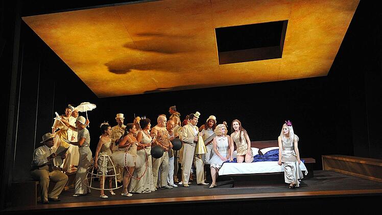Szene aus der Neuinszenierung von "Dido and Aeneas" am Landestheater CoburgFoto: Andrea Kremper