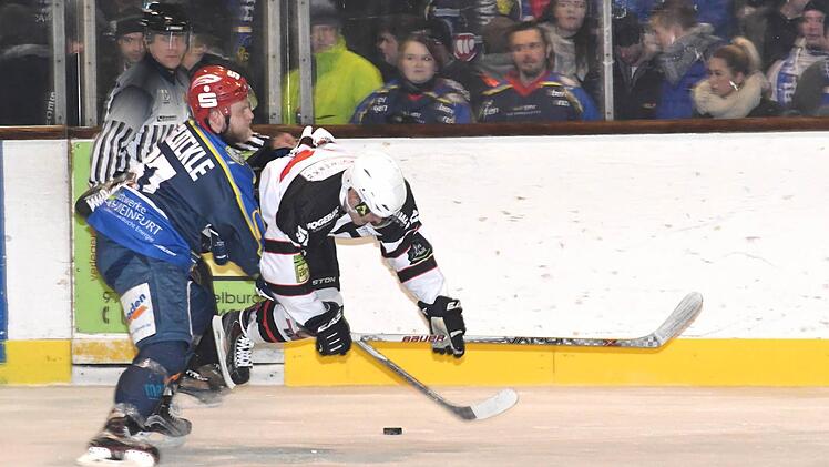 Mit 4:1 gewannen die Kissinger Wölfe (in weiß) das Unterfranken-Derby gegen den ERV Schweinfurt. Foto: Hopf
