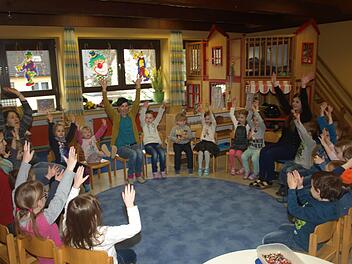 Mit Singen und Bewegen im Kreis starten die Kindergartenkinder mit ihren Erzieherinnen im Kita Rottershausen froh in Tag.  Foto: Stefan Geiger