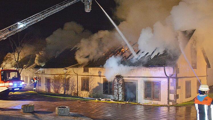 Im Kreis Bad Kissingen ist es im Kloster Maria Bildhausen zu einem Brand gekommen. In den umliegenden Ortschaften kam es zu einem Stromausfall.  Foto: Hanns Friedrich