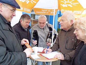 Gut frequentiert war der Infostand der Gößweinsteiner Freien Wähler bei der Unterschriftenaktion für das Volksbegehren zur Abschaffung der Straßenausbaubeitragssatzung.  Foto: Thomas Weichert