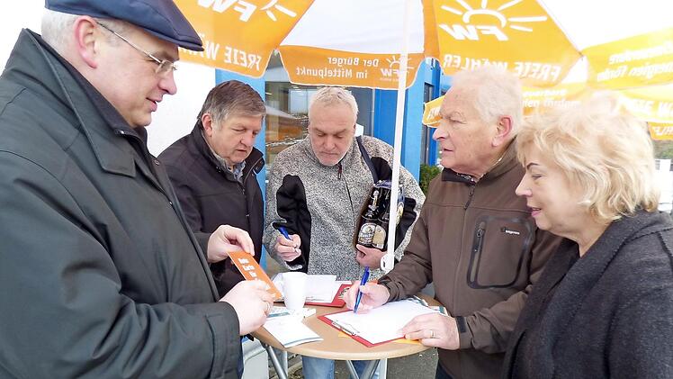 Gut frequentiert war der Infostand der Gößweinsteiner Freien Wähler bei der Unterschriftenaktion für das Volksbegehren zur Abschaffung der Straßenausbaubeitragssatzung.  Foto: Thomas Weichert