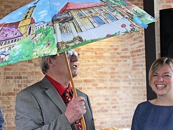 "Ist das der Karpfenkreisel?" Katharina Schulze kannte sich schon ein wenig aus in H&ouml;chstadt, als Zweiter B&uuml;rgermeister G&uuml;nter Schulz ihr einen Schirm mit den Wahrzeichen der Stadt &uuml;berreichte.