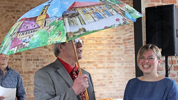 "Ist das der Karpfenkreisel?" Katharina Schulze kannte sich schon ein wenig aus in H&ouml;chstadt, als Zweiter B&uuml;rgermeister G&uuml;nter Schulz ihr einen Schirm mit den Wahrzeichen der Stadt &uuml;berreichte.