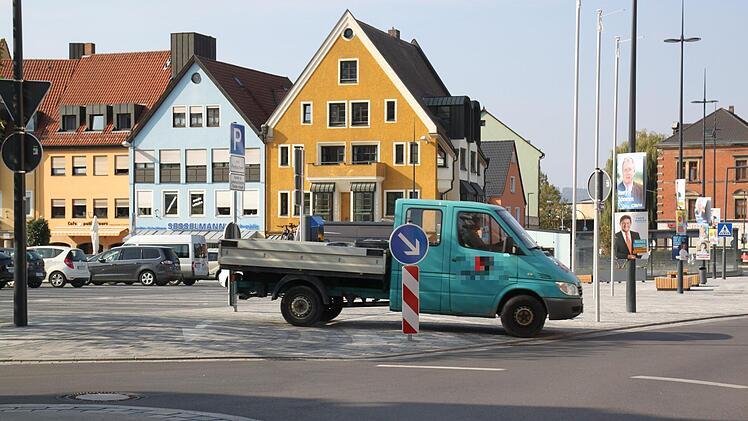 Die Kreisverkehr-Regelung am Eku-Platz verwirrt viele Verkehrsteilnehmer. Foto: Alexander Hartmann/Archiv