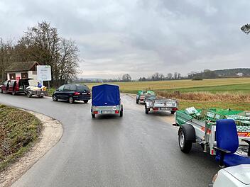Von den Fahrzeugen, die vor der Mittagspause in Medbach nicht mehr eingelassen werden, koppeln manche Fahrer die Anhänger ab und lassen sie bis nach der Pause stehen.  Foto: privat
