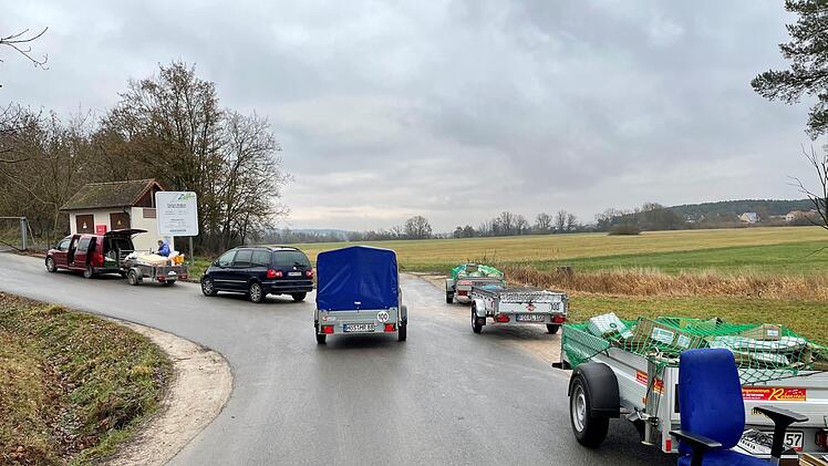 Von den Fahrzeugen, die vor der Mittagspause in Medbach nicht mehr eingelassen werden, koppeln manche Fahrer die Anhänger ab und lassen sie bis nach der Pause stehen.  Foto: privat