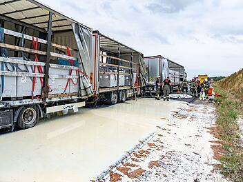 Unfall auf A3 bei Erlangen: Tausende Liter Milch verteilt Unfall auf A3 bei Erlangen: Tausende Liter Milch verteilt
