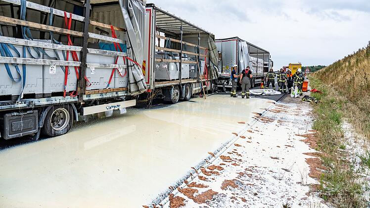 Unfall auf A3 bei Erlangen: Tausende Liter Milch verteilt