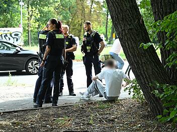 Auto fährt in Berlin-Wedding in Menschengruppe