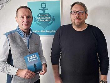 Bürgermeister Michael Ziegler (links) gratulierte Thomas Knöttner zur Eröffnung seiner Praxis.