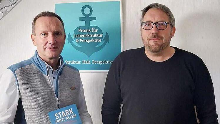 Bürgermeister Michael Ziegler (links) gratulierte Thomas Knöttner zur Eröffnung seiner Praxis.