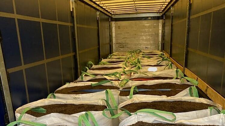 Zoll findet Kokain im Millionenwert in Blumenerde-Laster