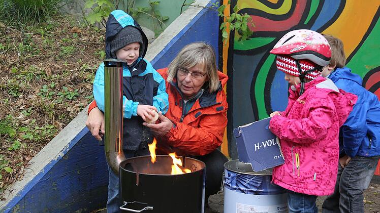 Heidi Pfeffermann steht den Kindern zur Seite, wenn's mal brenzlig wird. Ansonsten kommen sie prima selbst klar beim Radfahren, Holzsammeln oder bei der Steinbearbeitung. Foto: Matthias Hoch