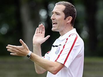 Es darf aufwärts gehen mit der Truppe von Neu-Trainer Roberto Pätzold (unser Bild). Mit dem 2:2 am Freitag beim FC Ingolstadt II hat der FC Eintracht Bamberg 2010 ein Zeichen gesetzt. Foto: sportpress
