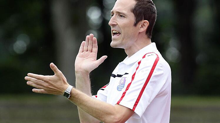 Es darf aufwärts gehen mit der Truppe von Neu-Trainer Roberto Pätzold (unser Bild). Mit dem 2:2 am Freitag beim FC Ingolstadt II hat der FC Eintracht Bamberg 2010 ein Zeichen gesetzt. Foto: sportpress