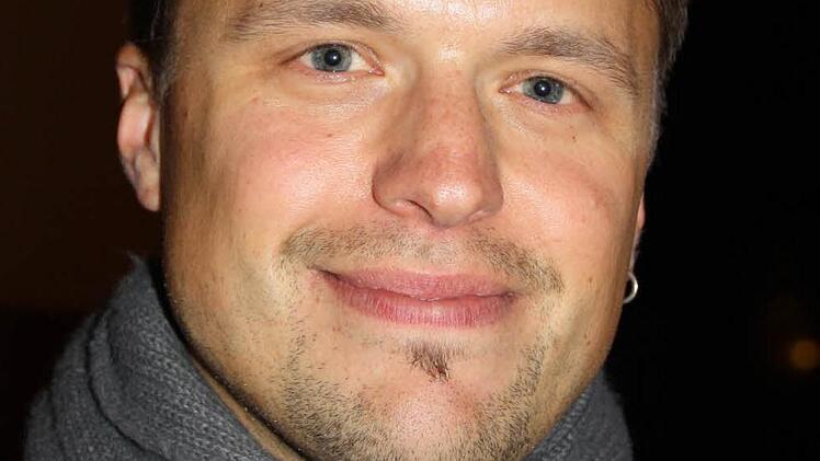 "Das ist eine Super-Idee", war Frank Sterrmann sofort bereit, als einer der ersten Aufbrecher aufzutreten. "Ich bin generell einer, der lieber die Flucht nach vorne ergreift." Das Projekt ist für ihn ein Bekenntnis zum Standort seines Unternehmens: "Ich bin froh, hier leben und arbeiten zu dürfen." Als Arnshäuser habe er versucht, in der Stadt etwas aufzubauen: "Hier habe ich die notwendigen Kontakte." Konkrete Ideen erhofft er sich vom Projekt beim Fachkräftemangel: "Derzeit habe ich ein fes...