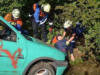 Eine Übung für Nachwuchskräfte: Bei einem gestellen Verkehrsunfall mussten die Feuerwehrleute ein Unfallopfer retten.  Foto: Peter Rauch