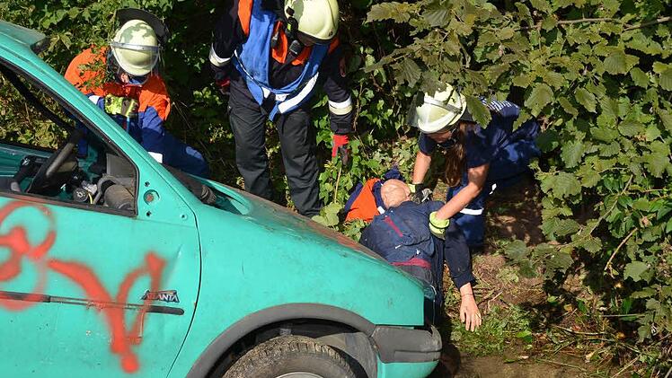 Eine Übung für Nachwuchskräfte: Bei einem gestellen Verkehrsunfall mussten die Feuerwehrleute ein Unfallopfer retten.  Foto: Peter Rauch