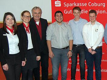 Das siegreiche Team der Wirtschaftsschule Lichtenfels mit Gratulanten (von links): Katharina Scherer, Carina Feulner, Wolfgang Reiner, Organisator an der Wirtschaftsschule Lichtenfels, Ali Demir, Phillipp Arneth, Luca Di Do, Onur Arikboga, Klassleiterin Andreas Schaller, Rainer Engelhardt. Foto: Andreas Welz