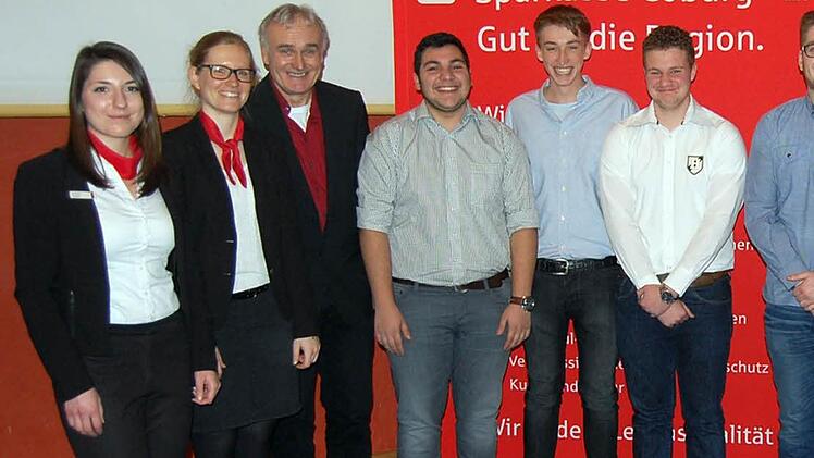 Das siegreiche Team der Wirtschaftsschule Lichtenfels mit Gratulanten (von links): Katharina Scherer, Carina Feulner, Wolfgang Reiner, Organisator an der Wirtschaftsschule Lichtenfels, Ali Demir, Phillipp Arneth, Luca Di Do, Onur Arikboga, Klassleiterin Andreas Schaller, Rainer Engelhardt. Foto: Andreas Welz