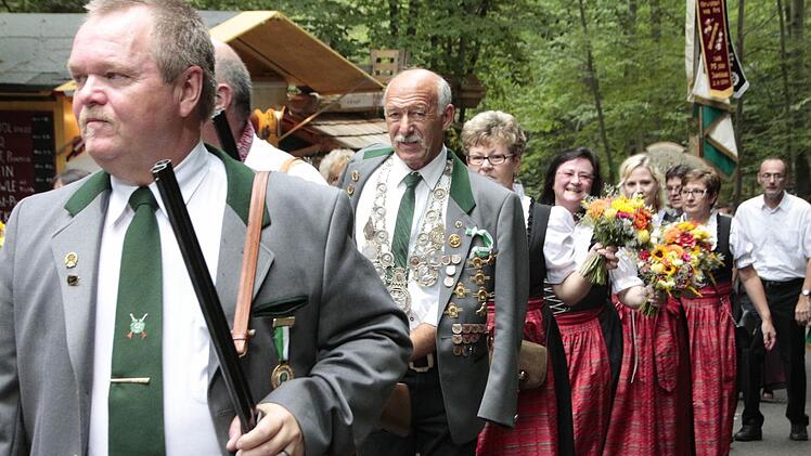 Mit ihrem Umzug vom Schießanger in den Kellerwald begründeten die Forchheimer Schützenvereine das Annafest mit. Foto: Josef Hofbauer