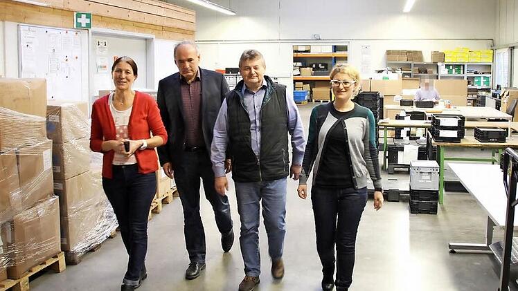 Intec-Geschäftsführer Johann Kraus (3.v.l.) zeigt Elke Sienerth, Jürgen Ganzmann und Irina Tartakovskaya (von links) von der WAB Kosbach den Betrieb.  Foto: Andreas Dorsch