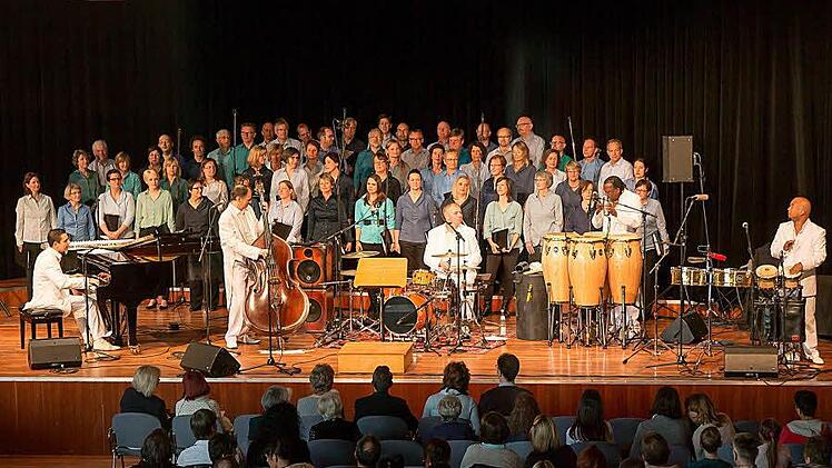 Gemeinsam mit dem Ensemble KlazzBrothers & Cuba Perkussion tritt der Chor "Unerhört" am 4. Dezember im Coburger Kongresshaus auf.Foto: Archiv/Albert Höchstädter