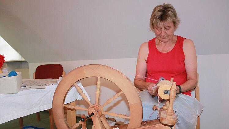 Marion Geyer aus Maroldsweisach am Spinnrad.Foto: Katharina Becht