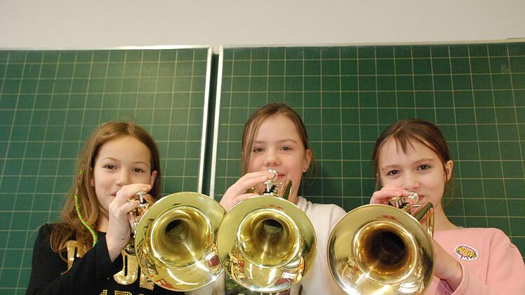 Das Trompetentrio: Sophia, Fine und Maria sind mit Begeisterung dabei und proben fleißig für Weihnachten.Christiane lehmann