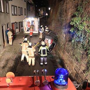 Auto landet nach Unfall in Bamberg auf der Seite