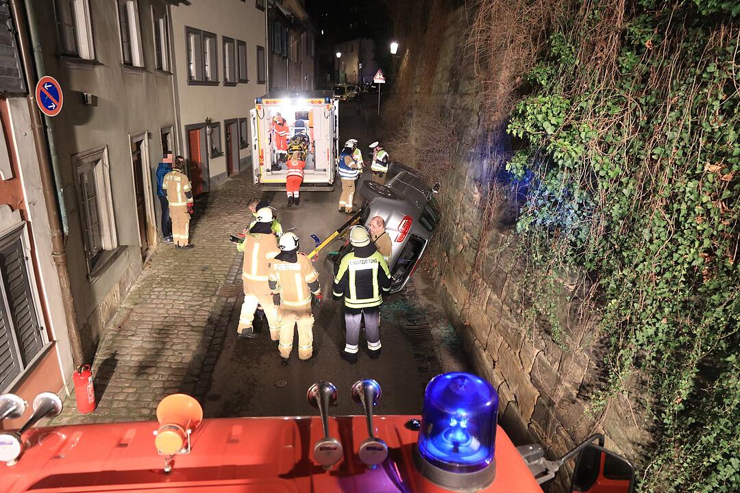 Auto landet nach Unfall in Bamberg auf der Seite