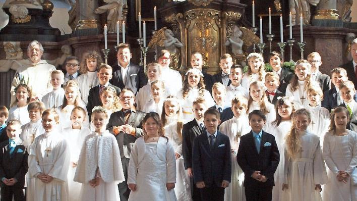 Pfarrer Roland Neher führte 41 Kommunionkinder in der Stadtpfarrkirche zum ersten Mal zum Tisch des Herrn. Foto: Alfred Thieret