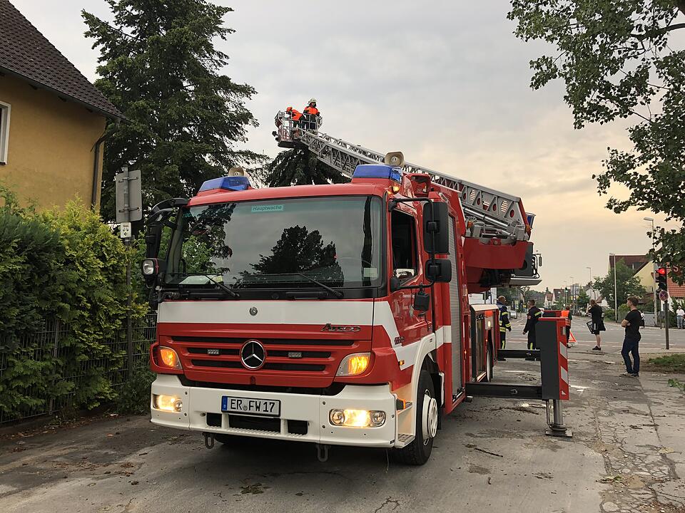 Mehrere zentimeterdicke Hagelkörner gehen in Franken nieder