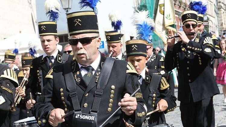 Vom Marktplatz aus machten sich die Kronacher Schützen und ihre Gäste auf den Weg zur Hofwiese. Foto: Barbara Herbst
