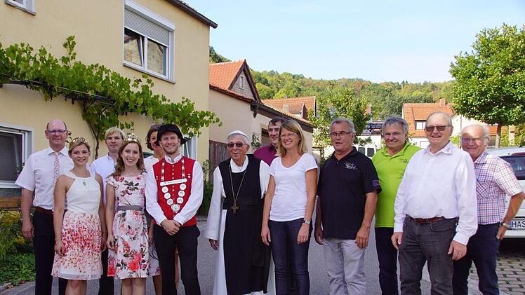 Die fränkische Weinkönigin Klara Zehner (4. von links) besuchte das Abt-Degen-Weintal. Begleitet wurde sie von der ADW-Weinprinzessin Elisabeth Goger, Vorsitzendem Thomas Stadelmann (l.), Bierprinz Sebastian Gocker, "Abt Degen" Richard Schlegelmilch und zahlreichen Vertretern des ADW.