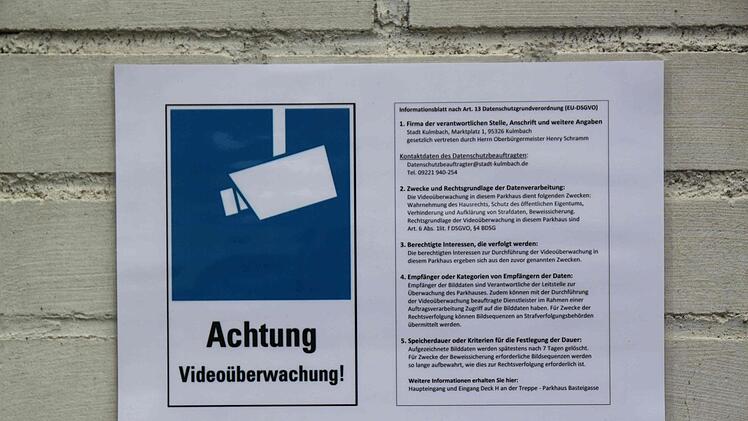 Die Hinweisschilder hängen in der Basteigasse auch am Zugang zum Kassenautomaten.