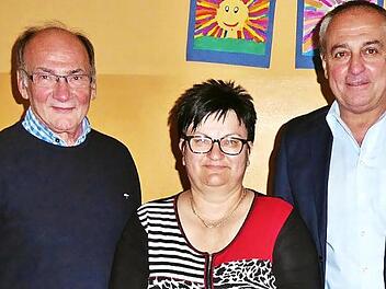 Marion Schmitt (Mitte) ist neue Schriftführerin des Gesangvereins "Lyra"-Vorsitzender Robert Wilm (links) und Bürgermeister Robert Hümmer wünschten Marion Schmitt für ihre neue Aufgabe alles Gute. Foto: Bernd Kleinert