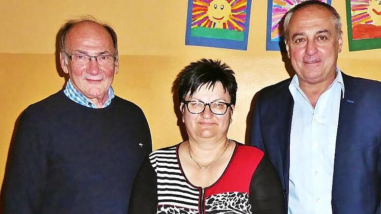 Marion Schmitt (Mitte) ist neue Schriftführerin des Gesangvereins "Lyra"-Vorsitzender Robert Wilm (links) und Bürgermeister Robert Hümmer wünschten Marion Schmitt für ihre neue Aufgabe alles Gute. Foto: Bernd Kleinert