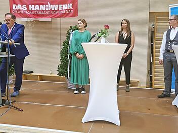 Die besten Handwerksgesellen wurden von Kreishandwerksmeister Werner Oppel (links) ausgezeichnet (von links): Lea Ascher, Melanie Lange und Lukas Schmittlutz. Fotos: Carmen Schwind