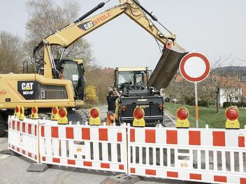 Die Ortsdurchfahrt von Mitgenfeld ist in dieser Woche wegen Asphaltierarbeiten selbst für die Anlieger gesperrt. Das und auch einige Ereignisse der vergangenen Tage sorgen im Ort für Unmut. Foto: Steffen Standket