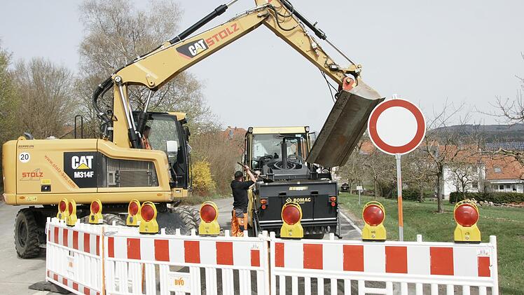 Die Ortsdurchfahrt von Mitgenfeld ist in dieser Woche wegen Asphaltierarbeiten selbst f&uuml;r die Anlieger gesperrt. Das und auch einige Ereignisse der vergangenen Tage sorgen im Ort f&uuml;r Unmut. Foto: Steffen Standket