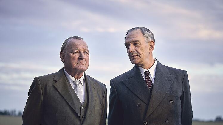 Charles de Gaulle (Jean-Yves Berteloot, rechts) und Konrad Adenauer (Burghart Klaußner) waren 1958 die Staatenlenker Frankreichs und Westdeutschlands - und eigentlich "Erbfeinde". Der Film "An einem Tag im September" erzählt davon, wie besonnene Diplomatie und Menschlichkeit unsere Welt verändern können.