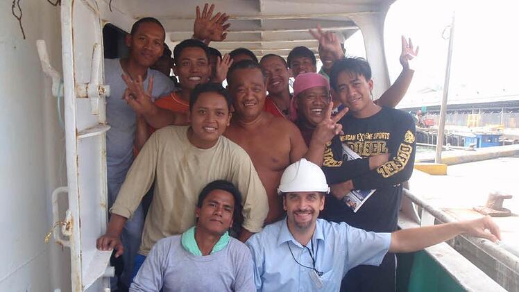 Der Dank der Seeleute ist ihm gewiss. Denn Schmidt  versorgt sie mit Zeitungen, Telefonkarten und regelt Kommunikationsprobleme.