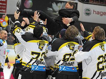 Die Bayreuther Tigers lassen ihren Meistertrainer Sergej Waßmiller hocleben. Fotos: Peter Mularczyk